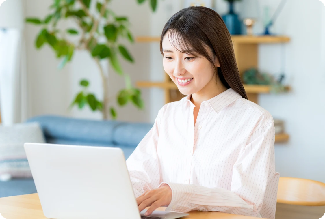 パソコンでアフィリエイトを始める女性